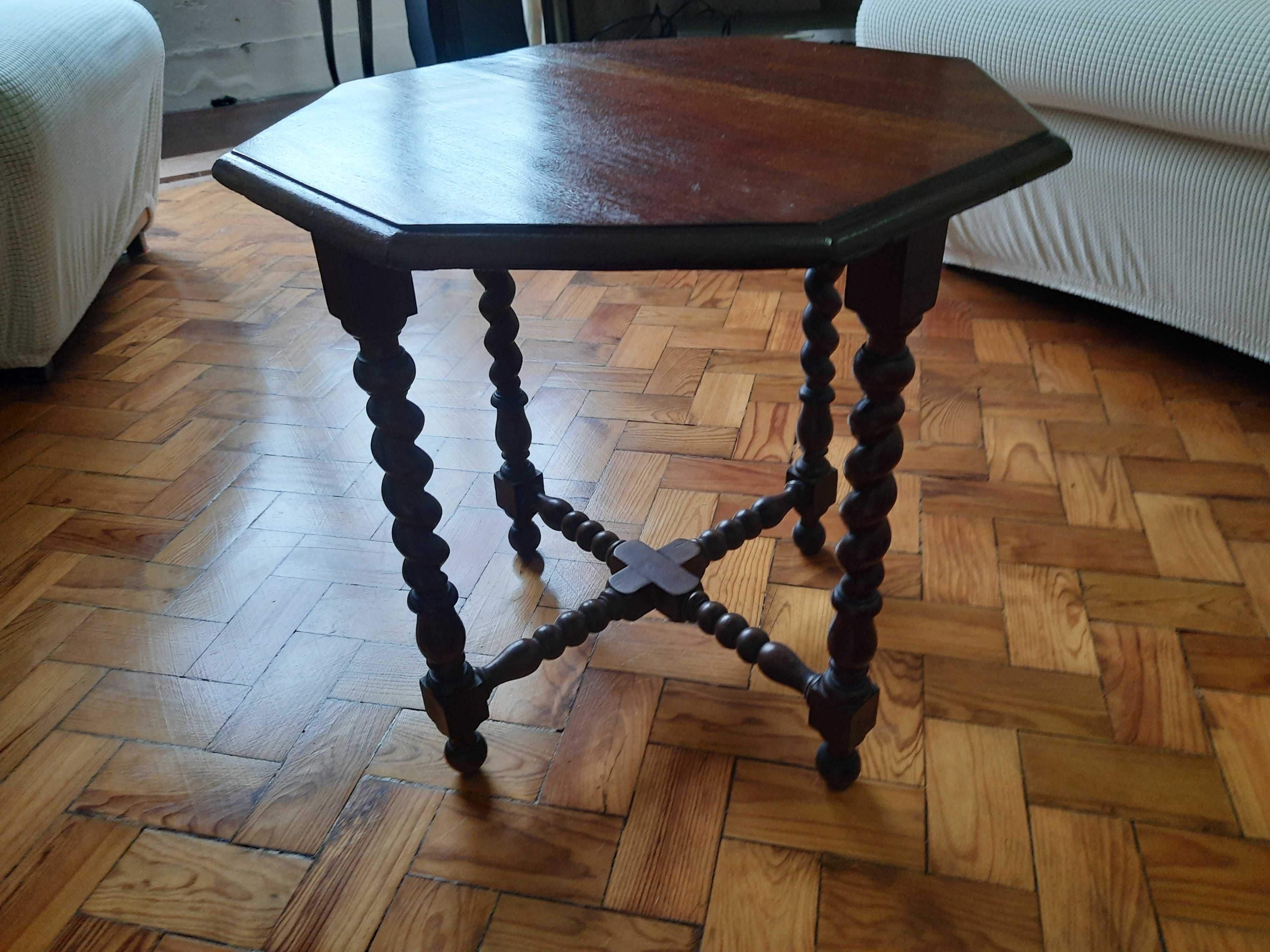 Mesa de apoio em madeira maciça, com pés torneados