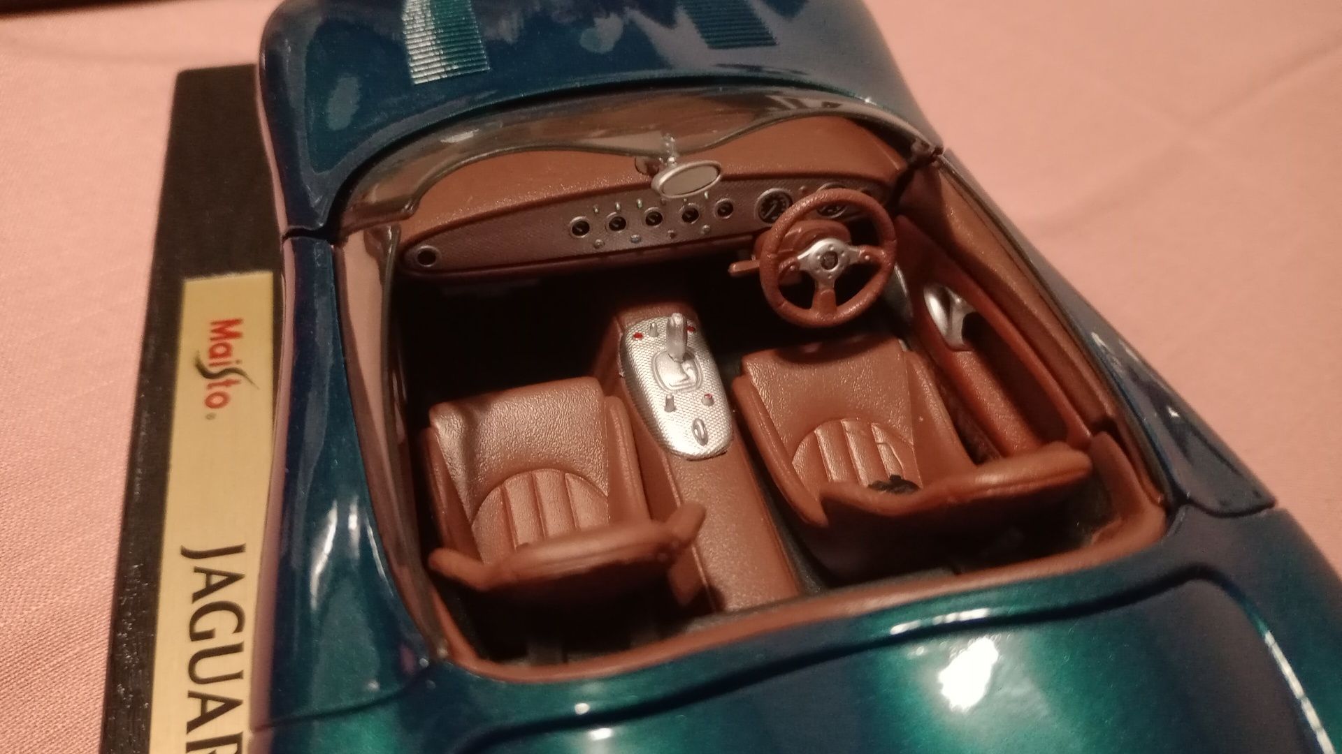 Miniatura Jaguar XK180 Maisto Special Edition 1:18