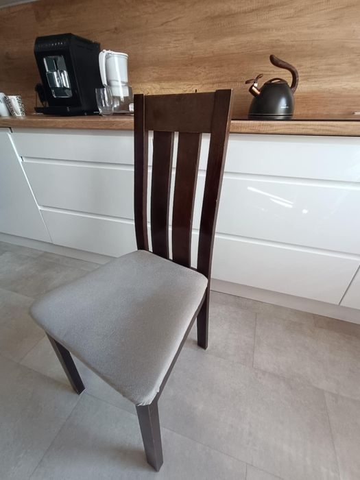 Stół drewniany z 4 krzesłami