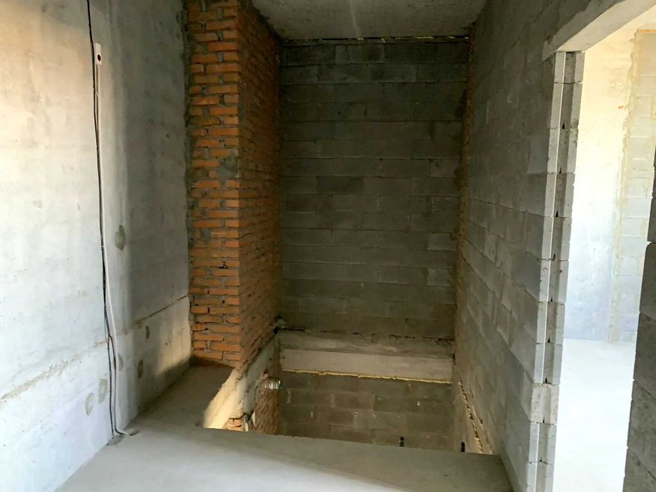 Продам  дворiняну 3-кімнатну квартиру  ЖК "Варшавський Плюс"