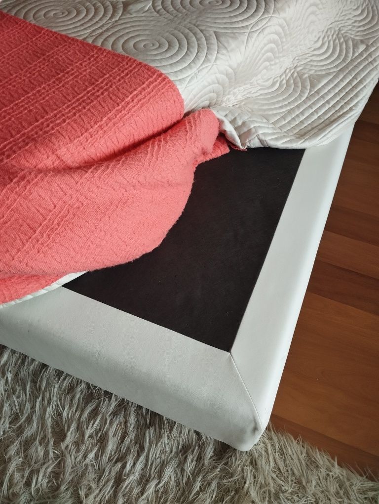 Cama de solteiro tecido branco e colchão