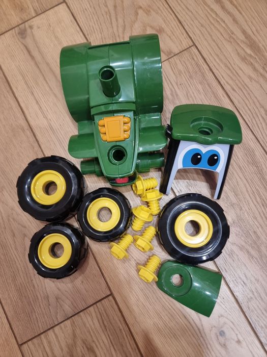 Трактор з шуруповертом John Deere