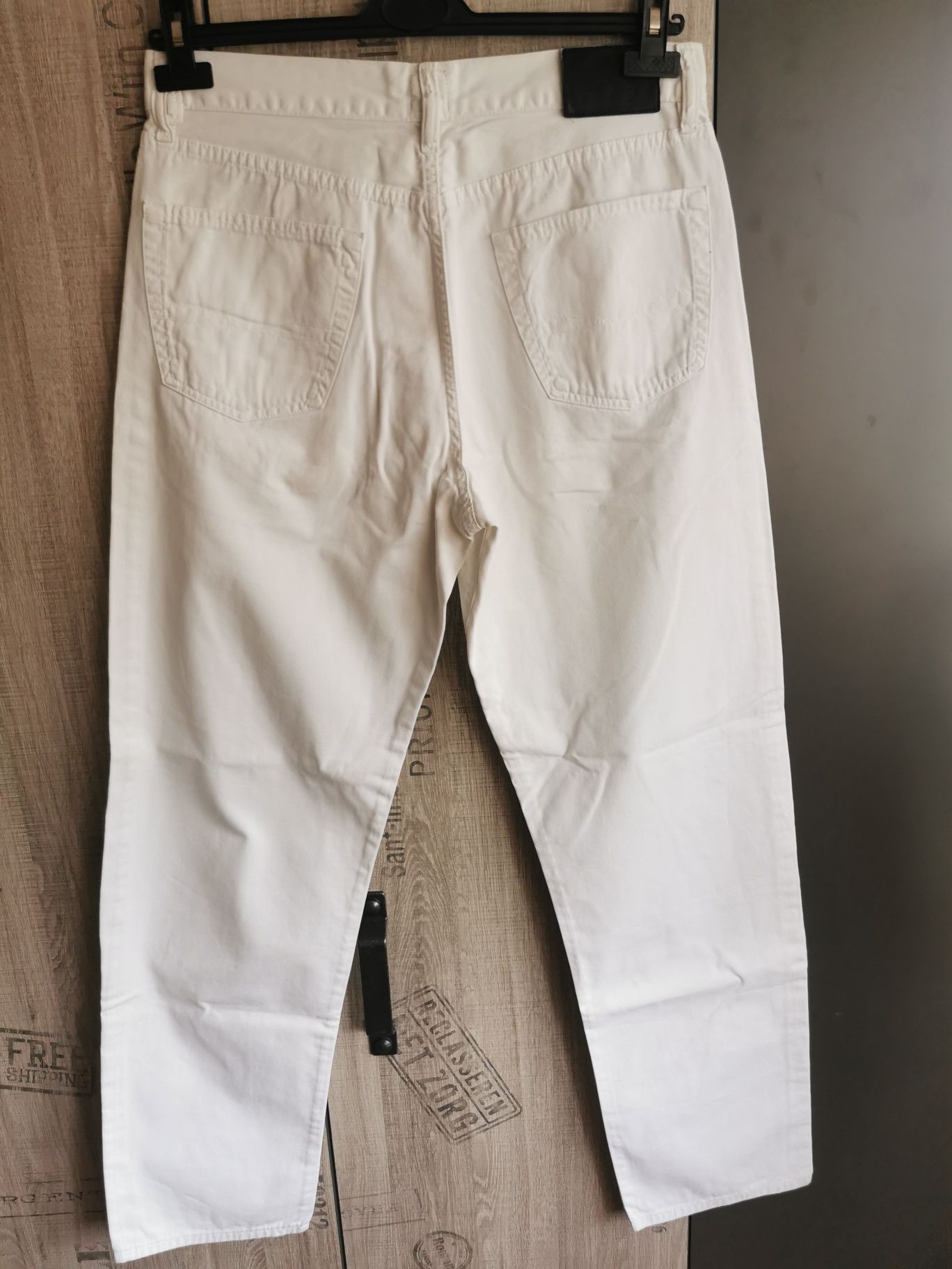 Białe męskie spodnie Hugo Boss 34/34