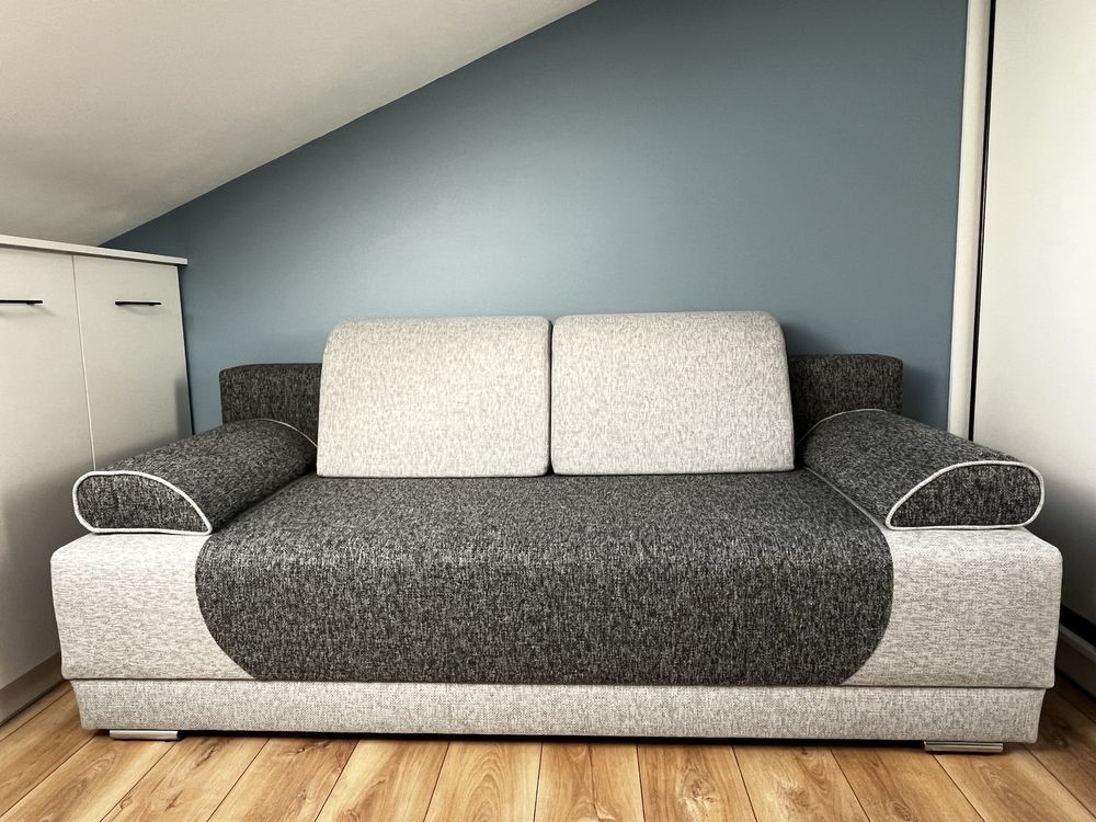 Rozkładana sofa z pojemnikiem na pościel