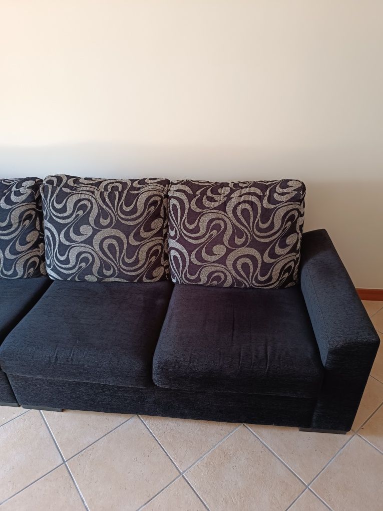 Sofa preto com 4 lugares