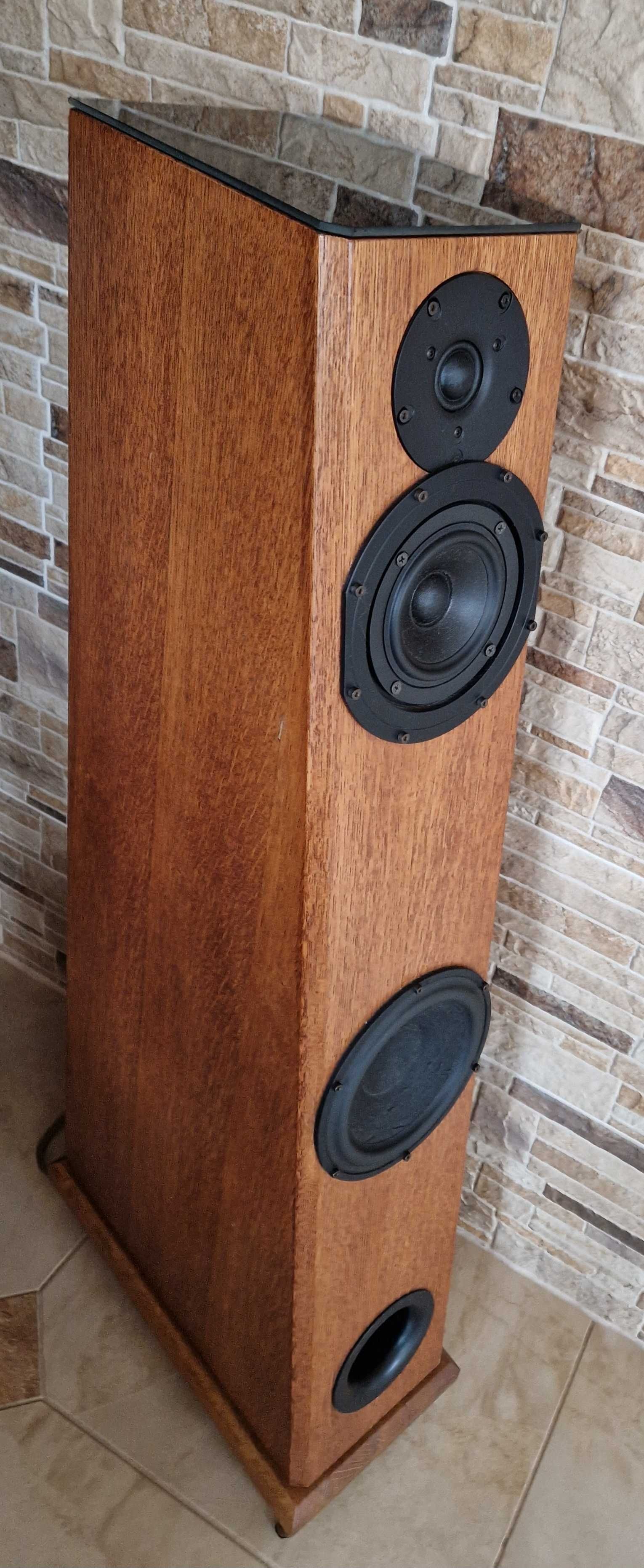 Komplet kolumn do stereo i kina domowego Minima Audio.