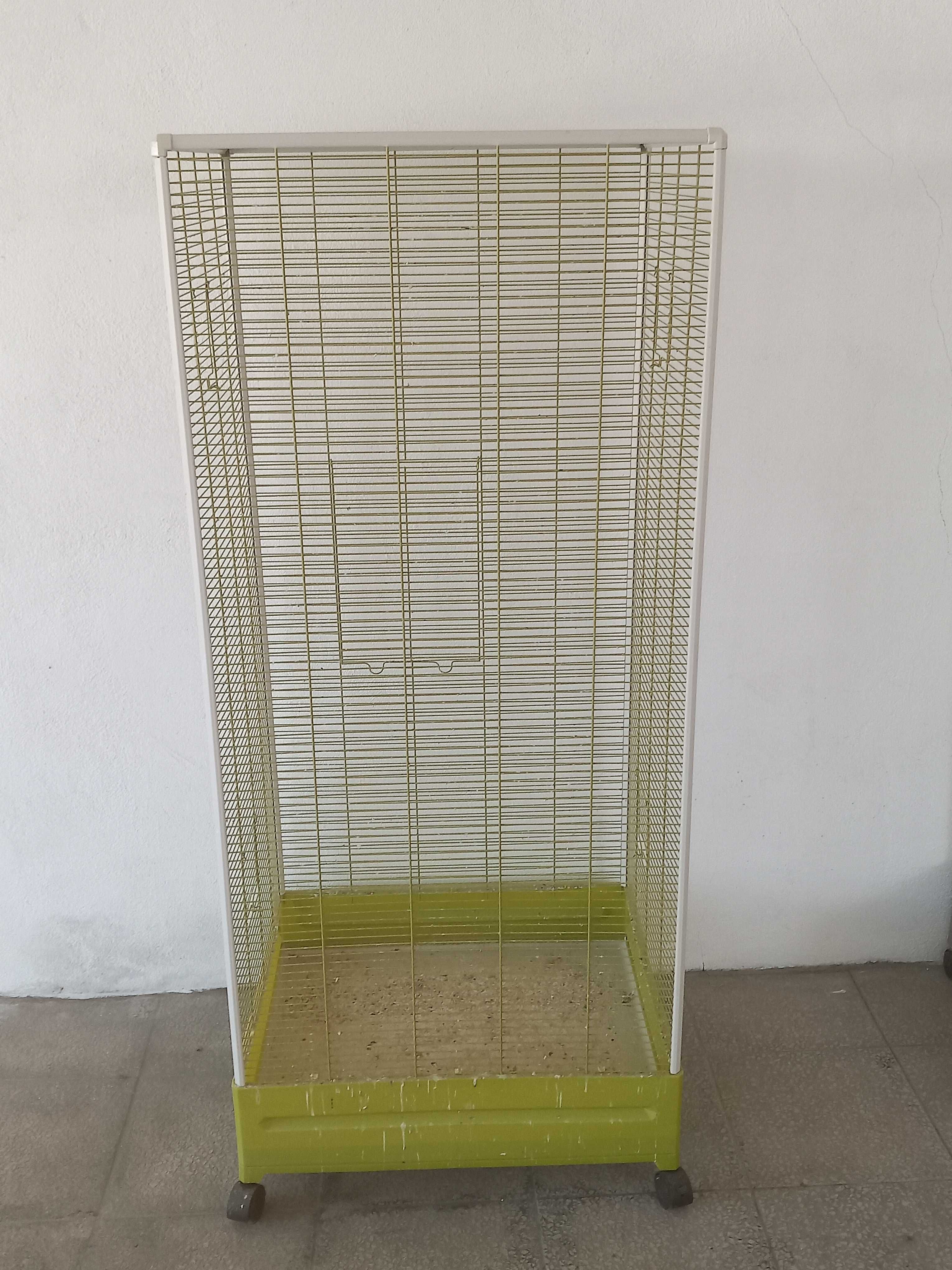 Gaiola vertical com rodas