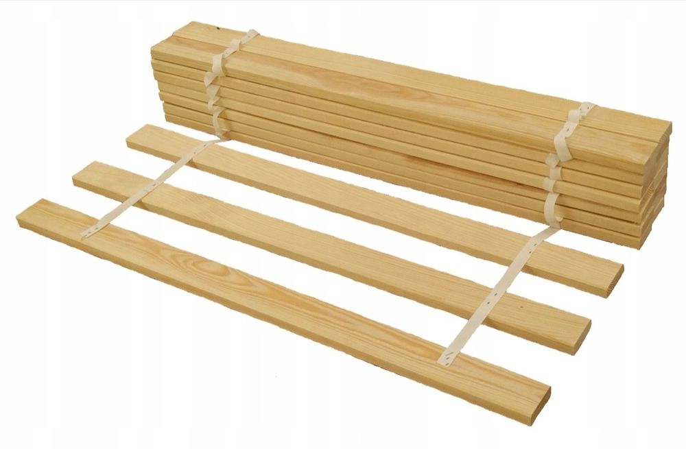 Łóżko drewniane z materacem