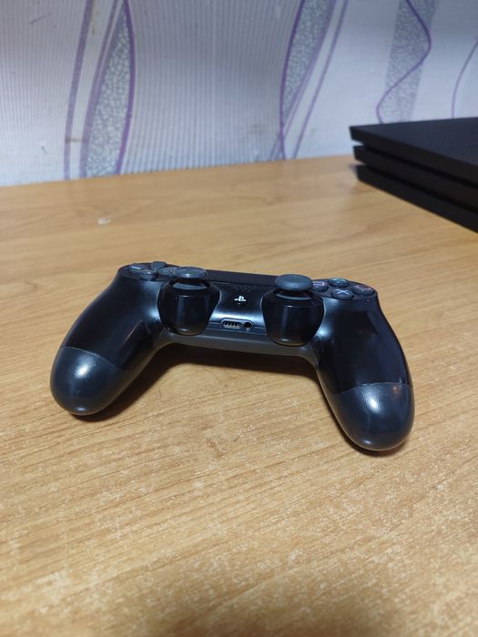 PlayStation 4 pro, в отличном состоянии б/у
