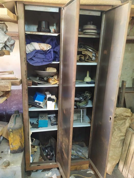 Продам металлический двухдверный шкаф для любых потребностей.