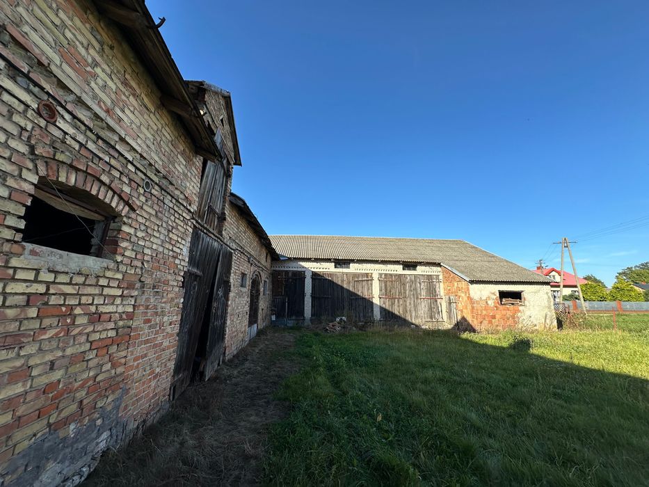 Siedlisko z murowaną stodołą i domem – Czernice Borowe, Mazowieckie