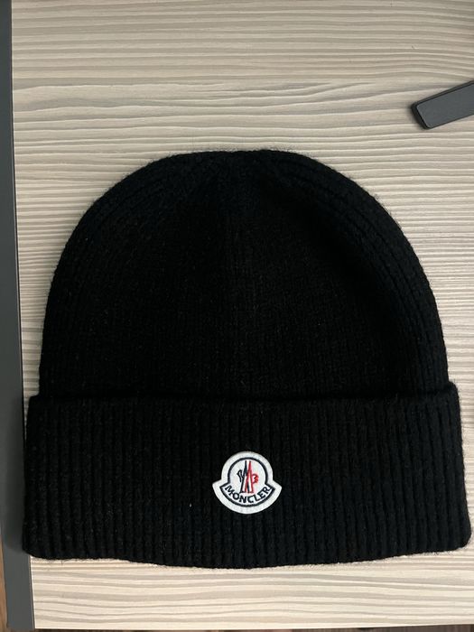 Czapka Moncler.