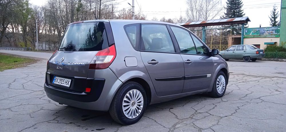 Мінівен Renault Scenic 2005 року. Двигун 1,5 DCI