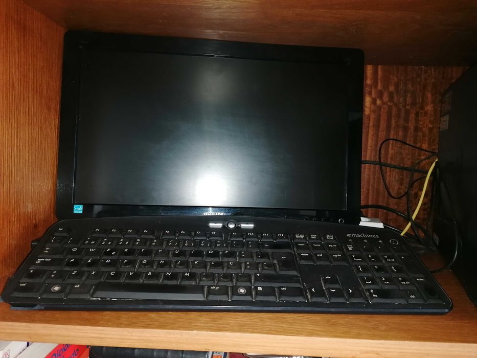 Computador de secretária fixo