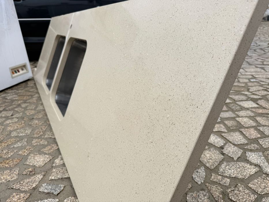 Tampo de cozinha em pedra sintética + lava-louça duplo inox