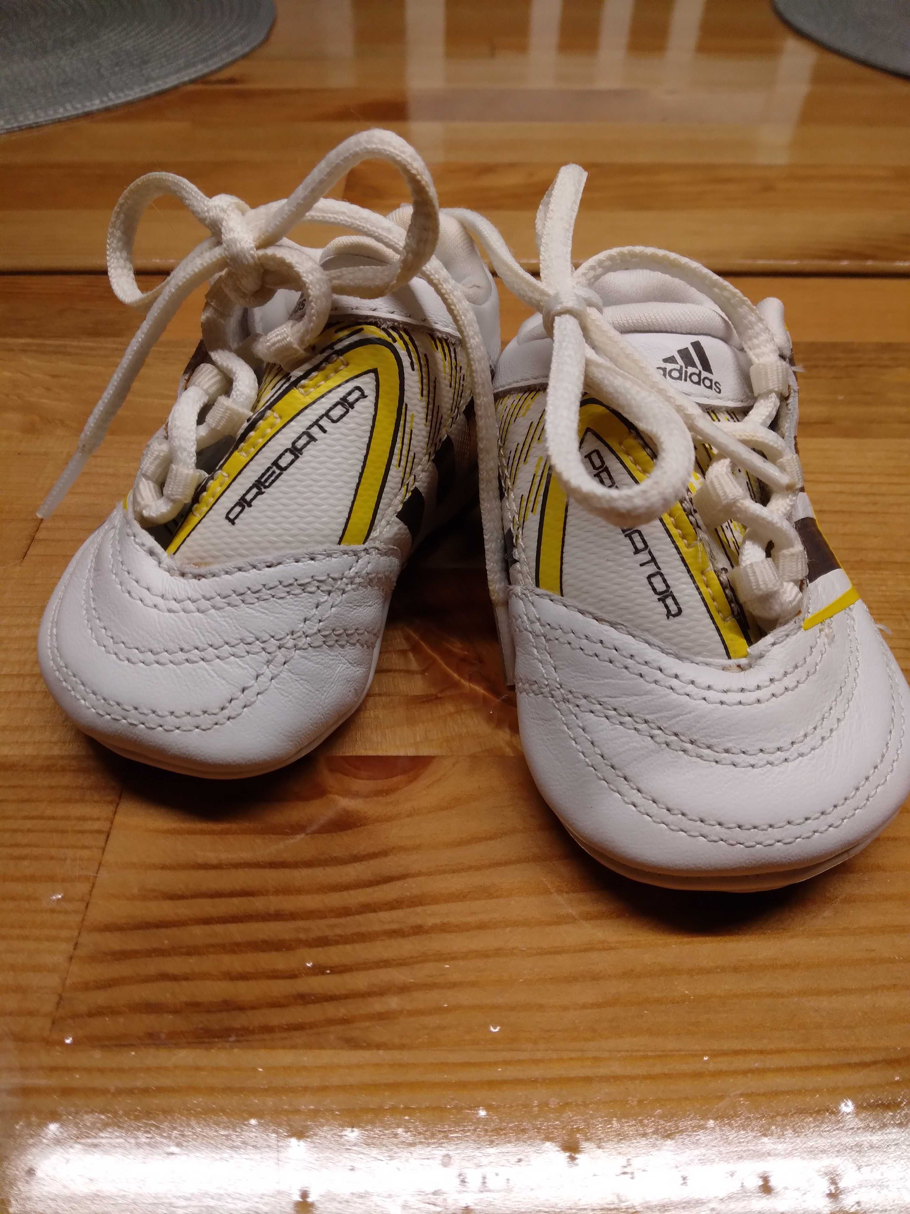 Adidasy dla niemowlaka z mieciutkiej skóry