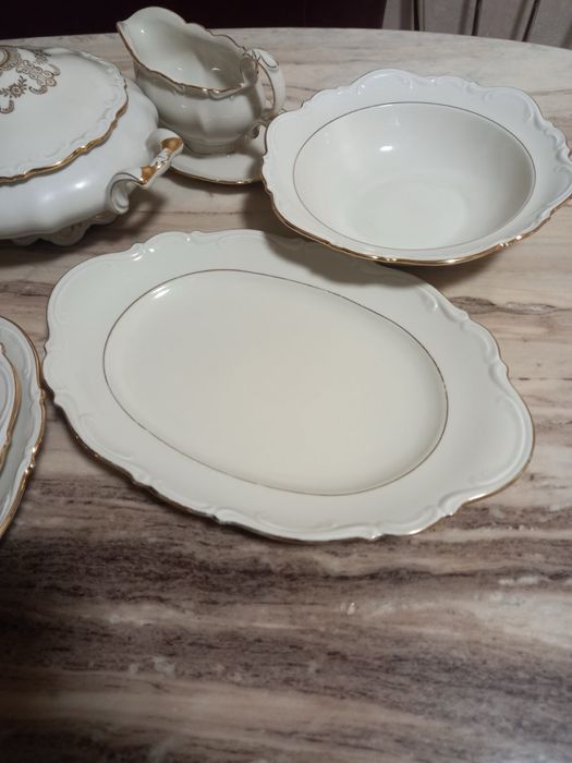 Посуд на 12 осіб