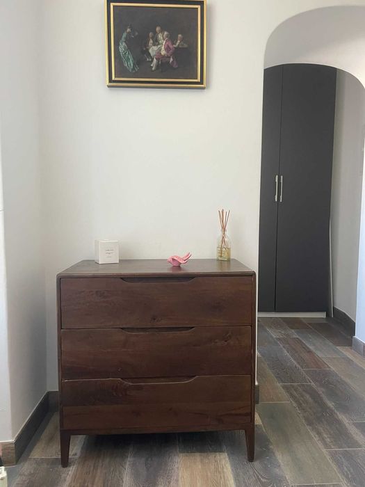 Cômoda antiga em madeira maciça com 3 gavetas