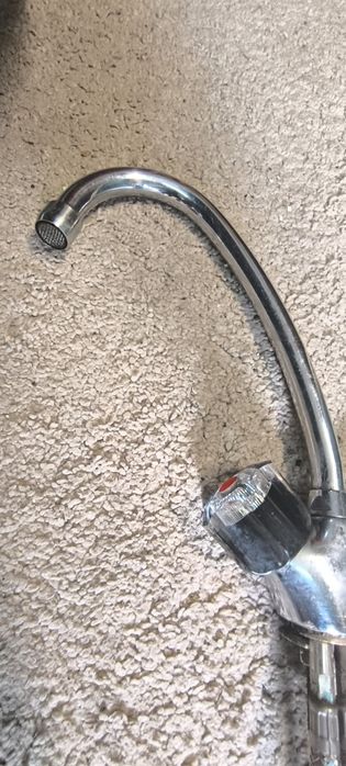 Torneira misturadora giratória para bancada.
A funcionar perfeitamente