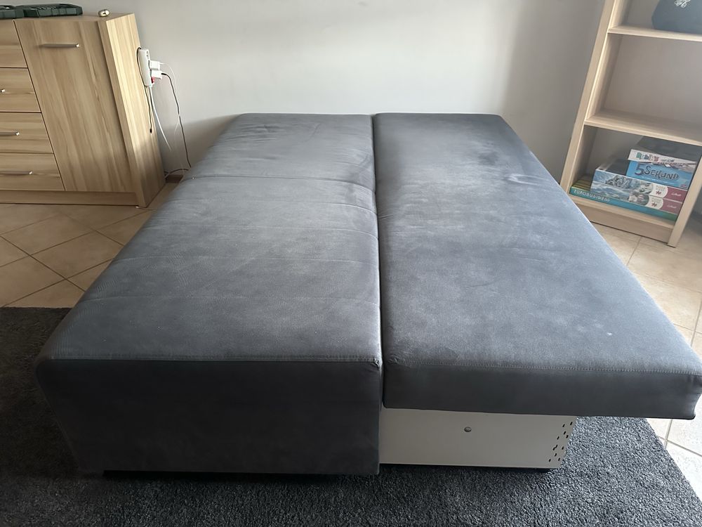Sofa rozkładana z pojemnikiem na pościel