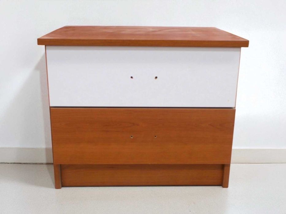 Mesa de Cabeceira em Cerejeira com Gaveta Branca – Com Defeito