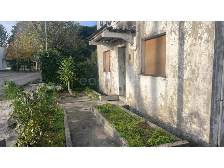 Moradia para recuperar situada no Centro da Maceira