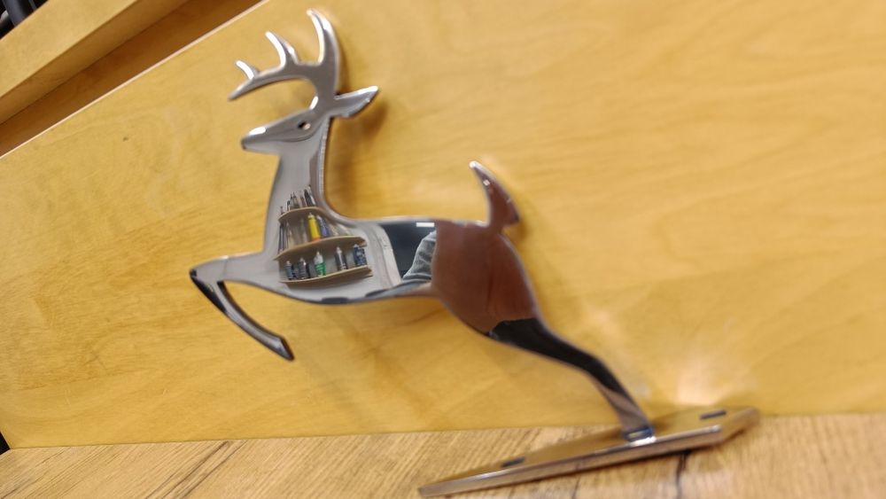 Jelonek na maskę John Deere 17cm 4mm logo emblemat znaczek celownik JD