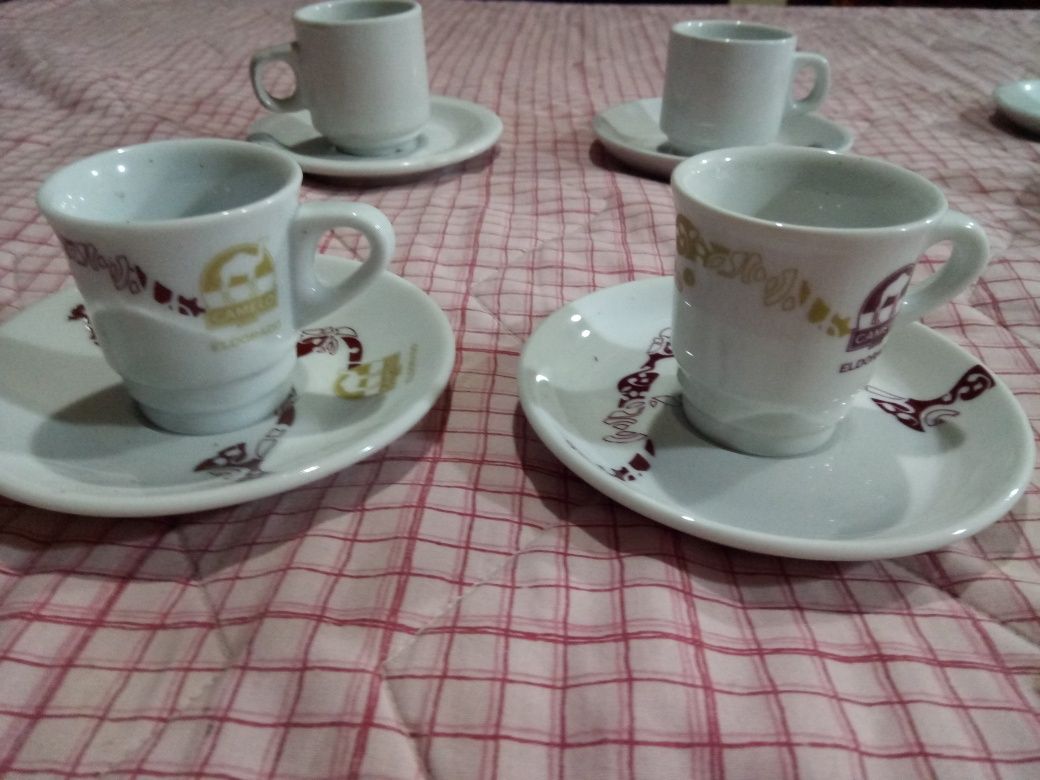 Vários conjuntos serviço de café