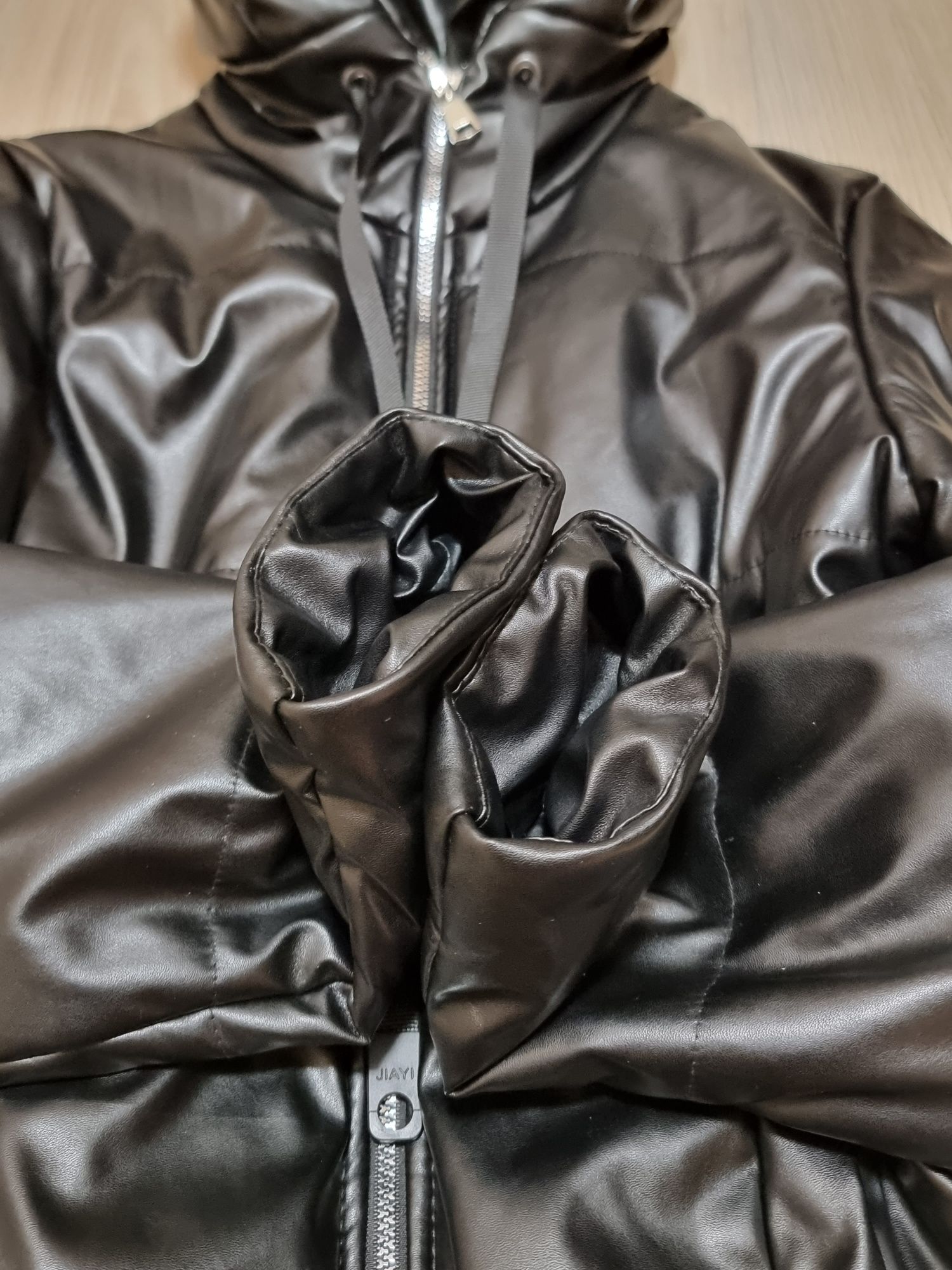 Черная демисезонная зимняя куртка из эко кожи . На размер 44-46, м