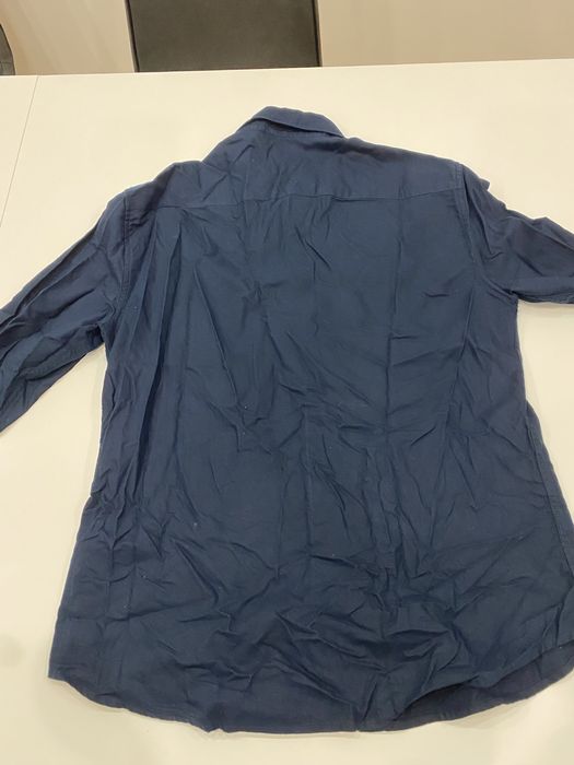 Camisa azul escuro