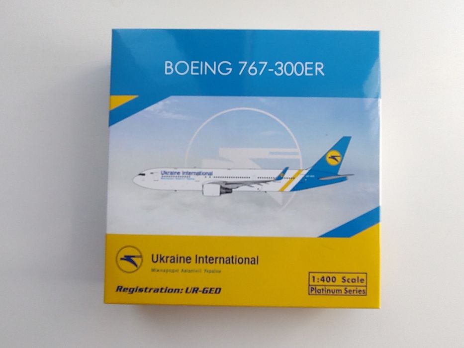Модель літака, модель самолета Boeing 767-300ER, МАУ, Phoenix 1:400