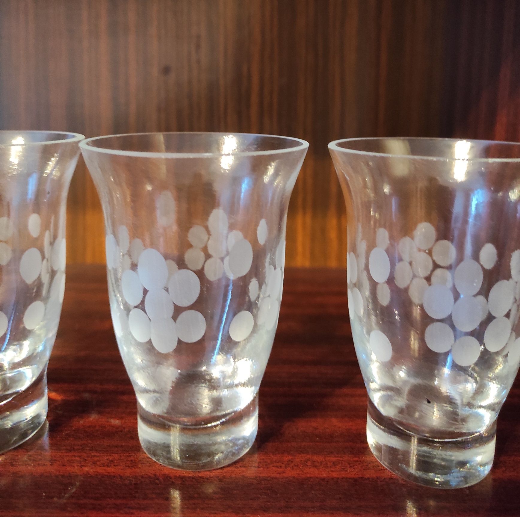 Хрустальные стаканы, рюмки 4 шт.
с нанесением матового резного рисунка