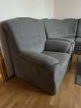 Zestaw sofa, dwa fotele i male pufy