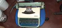 Máquina de escrever / dactilografia antiga.
