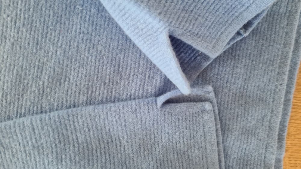 Sweter United Colors of Benetton. 100% Pure New Wool. 36 S / 34 XS. Ni