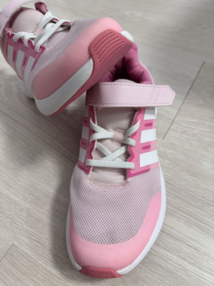 Adidas 35.  Для девочки кроссовки