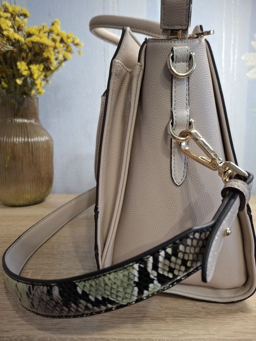 Сумка брендова оригінал  Guess бежева з білим