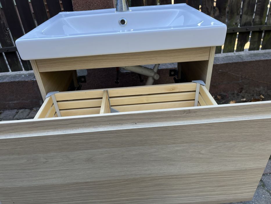 Szafka wisząca z umywalką Ikea