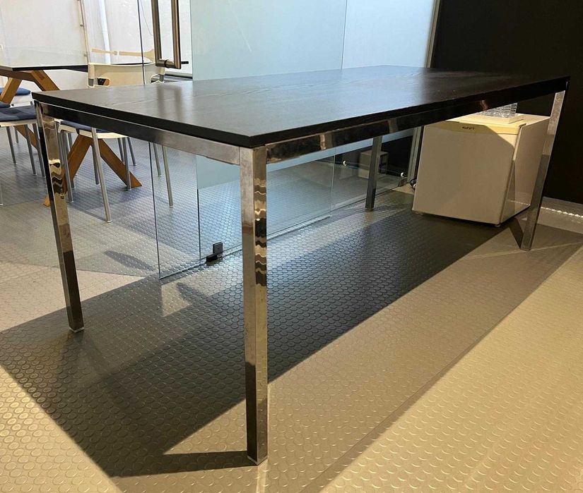 Mesa tampo madeira e pés cromados