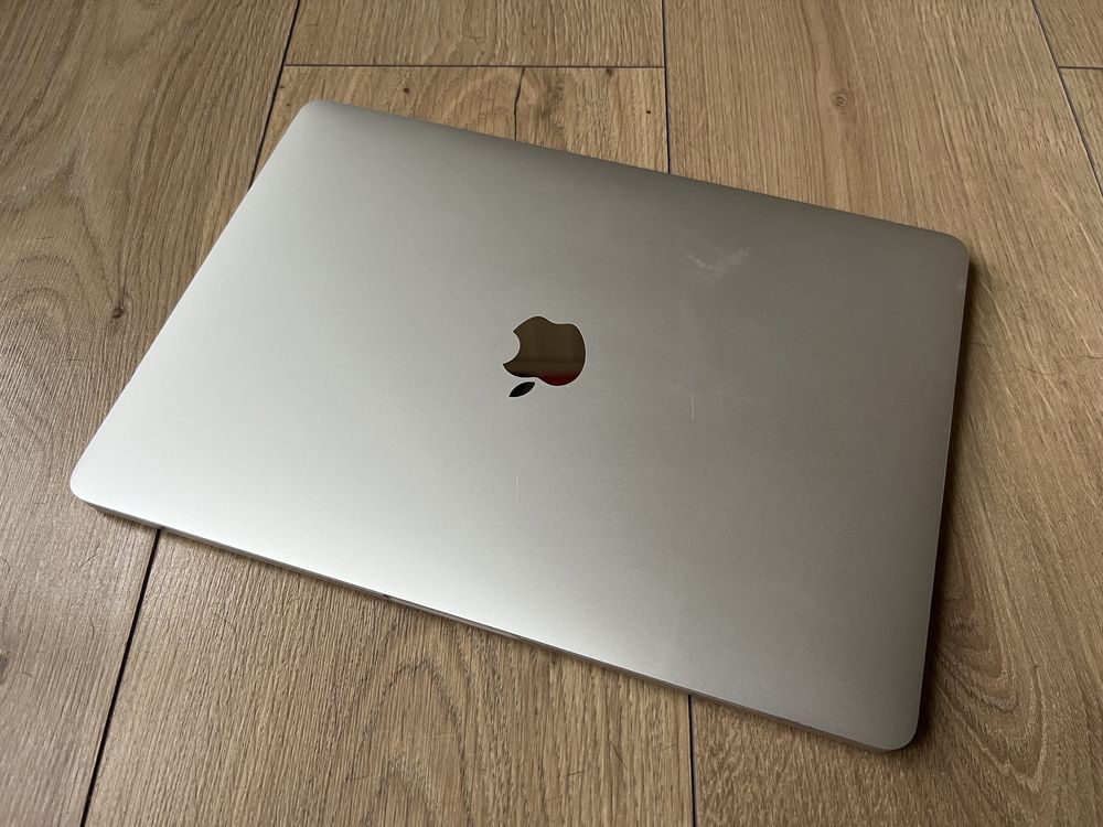 MacBook Pro 13,3” TOUCH BAR TOUCH ID 8/256 GB w bardzo dobrym stanie!