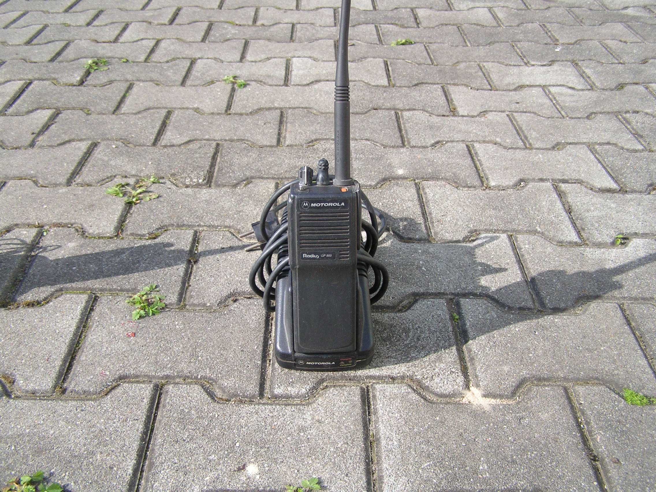 Radiotelefon MOTOROLA GP 900 z ładowarką.