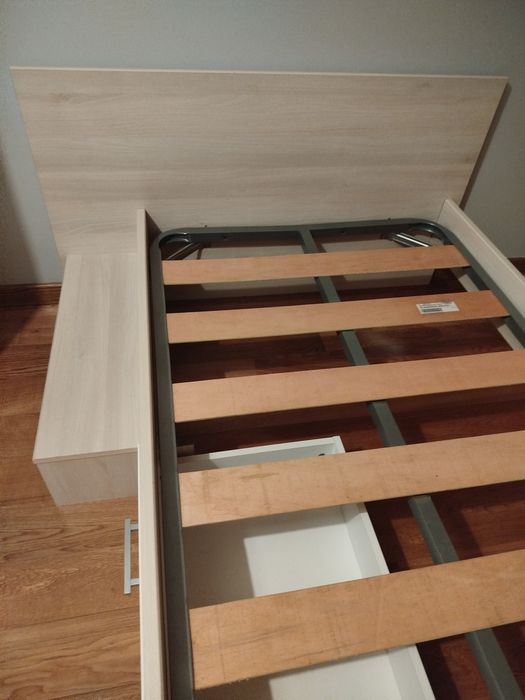 Cama individual bege e branco