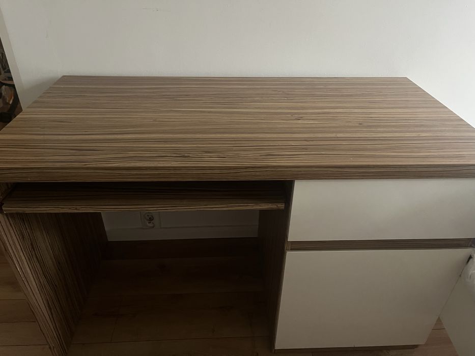 Zestawk mebli (biurko+szafa)
