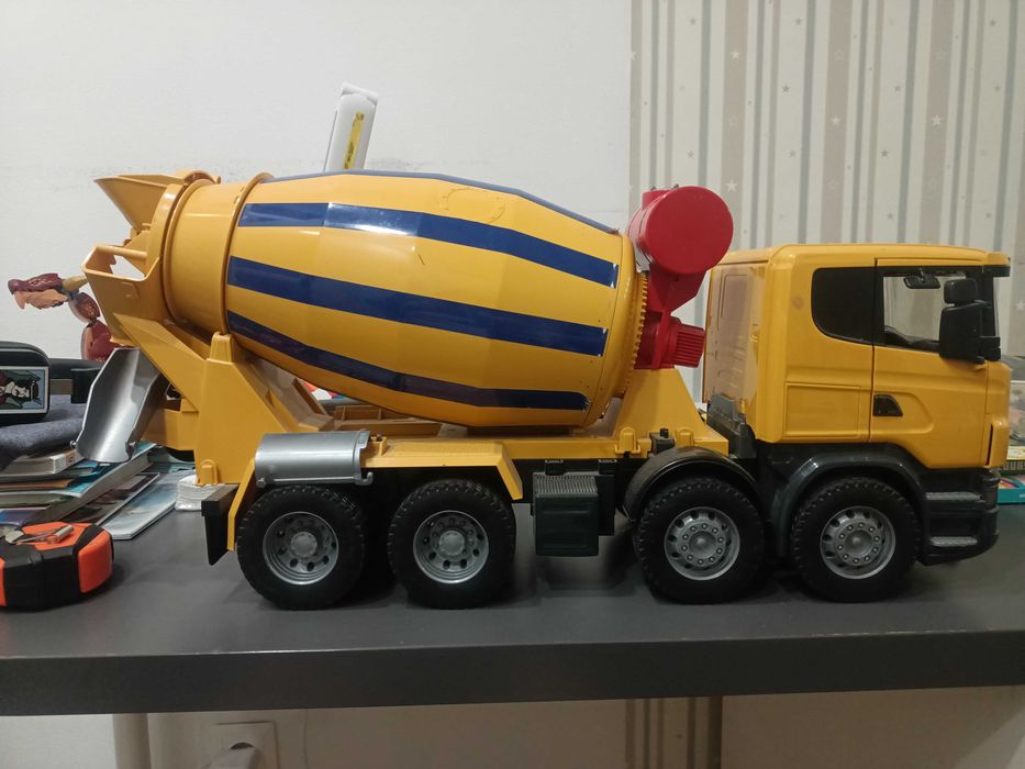 Іграшка бетономішалка Bruder