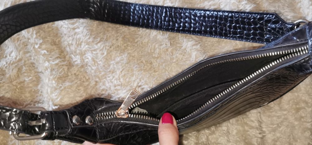 Torebka z paskiem Bershka