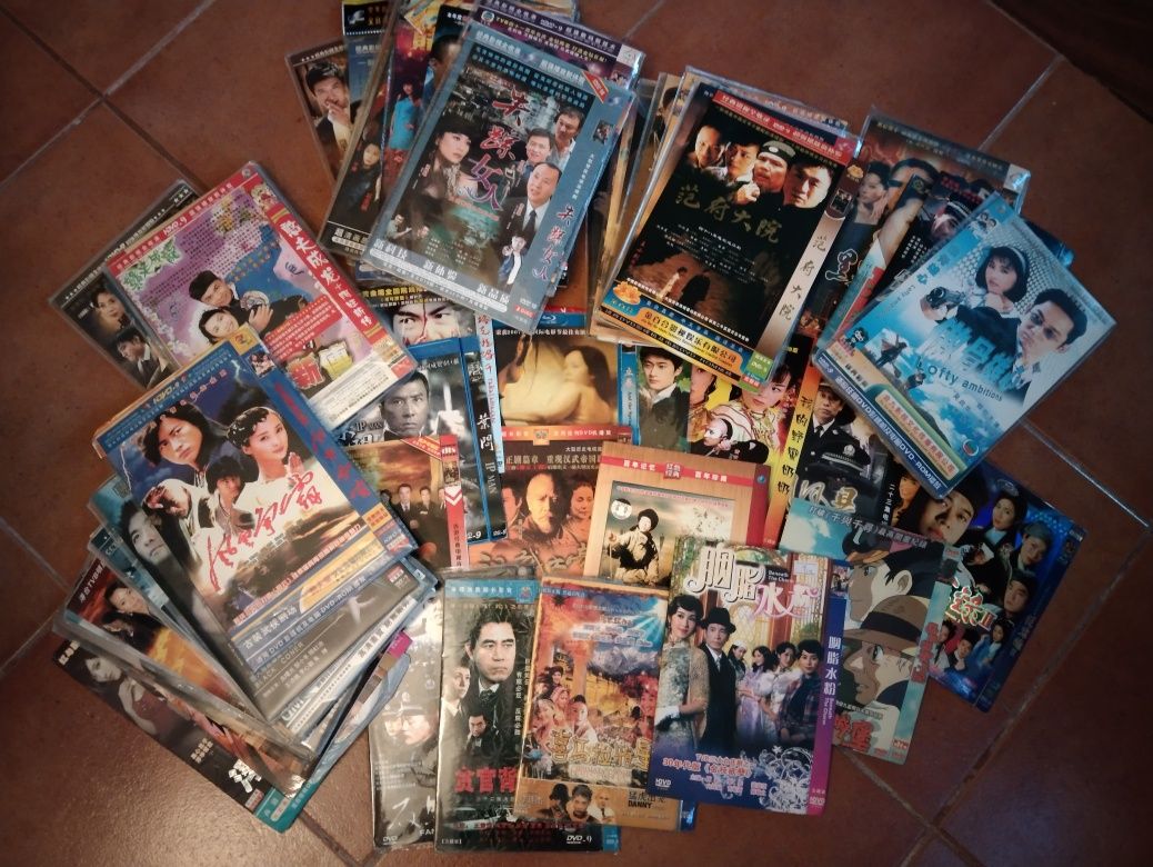 Dezenas de filmes chineses em DVD