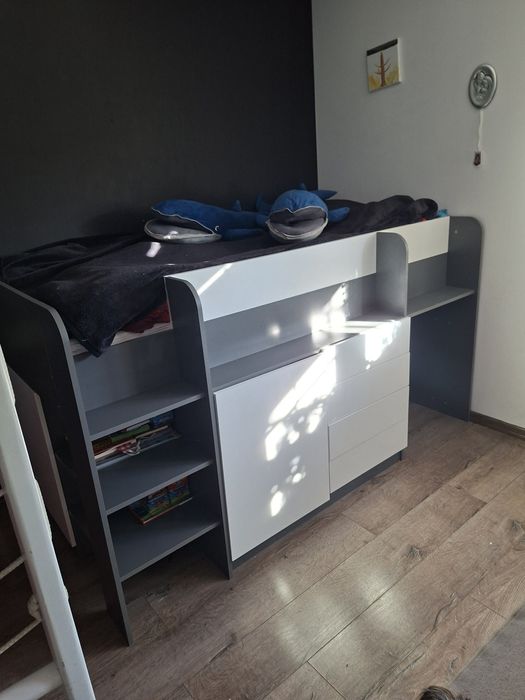 Łóżko piętrowe z szafkami i materacem