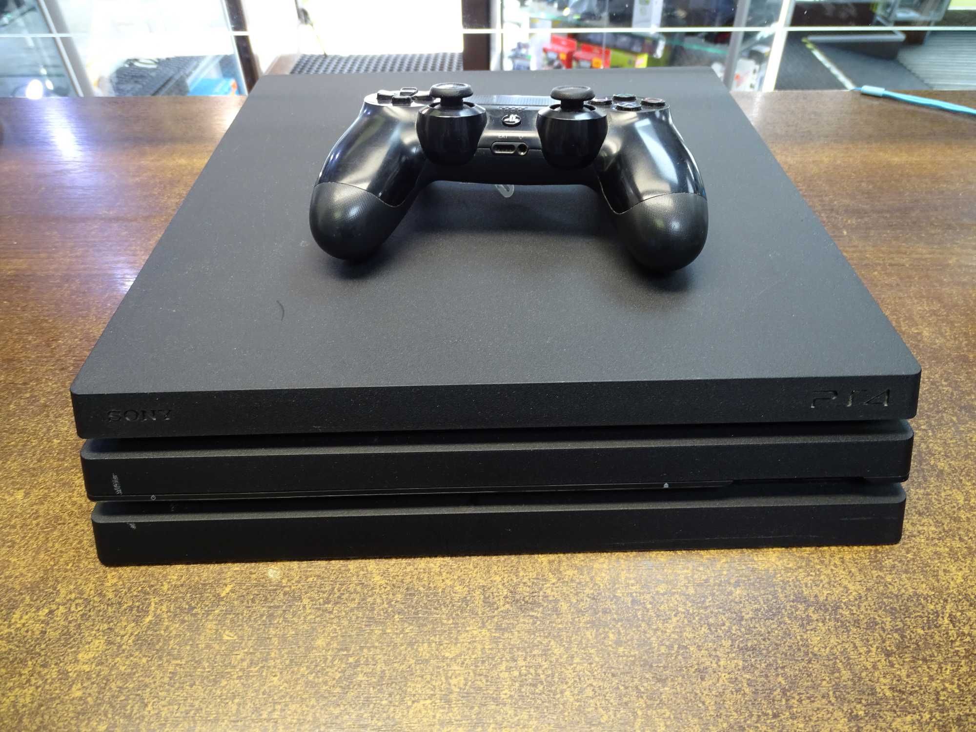 /777/ PlayStation 4 1TB w zestawie z padem i okablowaniem