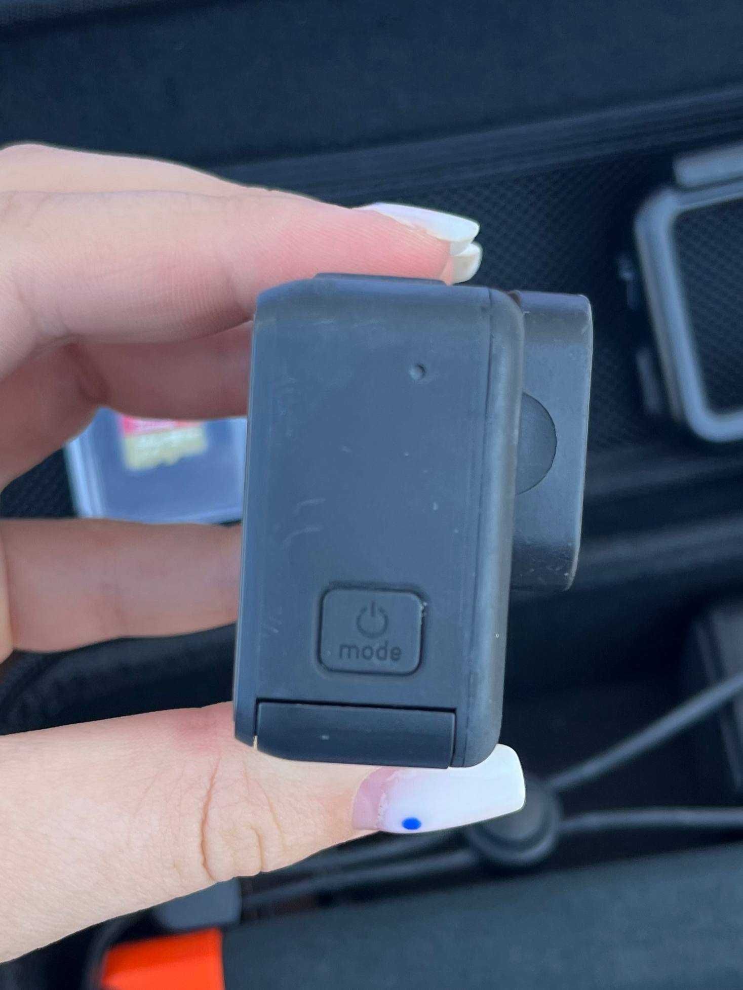 Екшн-камера GoPro HERO 7 black із зарядною станцією.