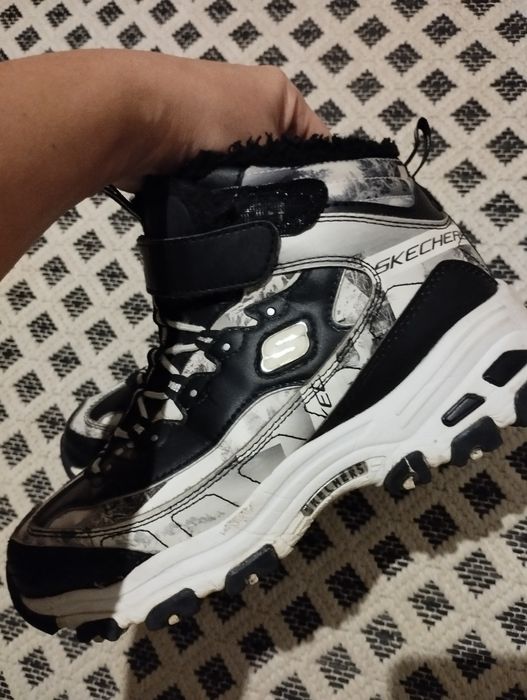 Зимове взуття,підійде дівчинці і хлопчику,колір чорні